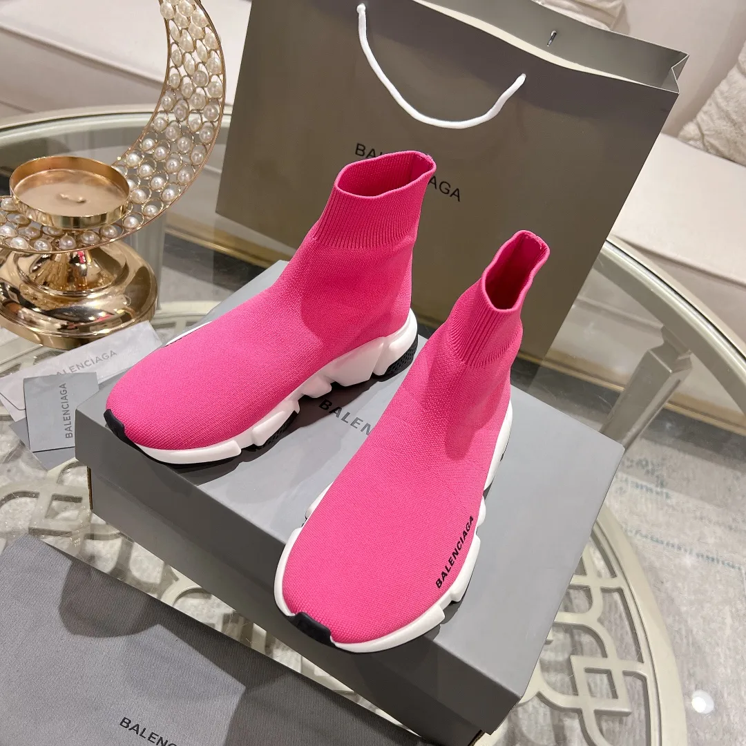 👟👟Ex-factory price 400👟👟 Balenciaga classic sock boots, originally produced by the factory, purchasing agent level. The latest original outsole mold, (TPU ten-vacuum outsole, the highest version on the market, please do not compare prices with TPR outsole, don’t bother if you don’t know the product) The black, white and red three-color vacuum sole shows high-end luxury. •Upper: elastic fly weave double-layer composite gold wire high-elastic knitted mesh cotton •Inner lining: imported double-sided velvet, which is comfortable and resilient to shape •Insole: original imported terry cloth, breathable but not fading •Sole: TPU ten-vacuum outsole (to eliminate pores) •Packaging: full set of packaging (certificate, invoice, cloth bag, handbag) •Size: 34-45 standard code (34, 45, 46.47 can be customized and are not returnable)